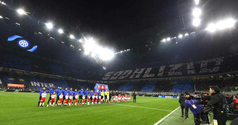 Koreografi Unik Milan Ultras dengan Lampu Ponsel di Derby Madonnina