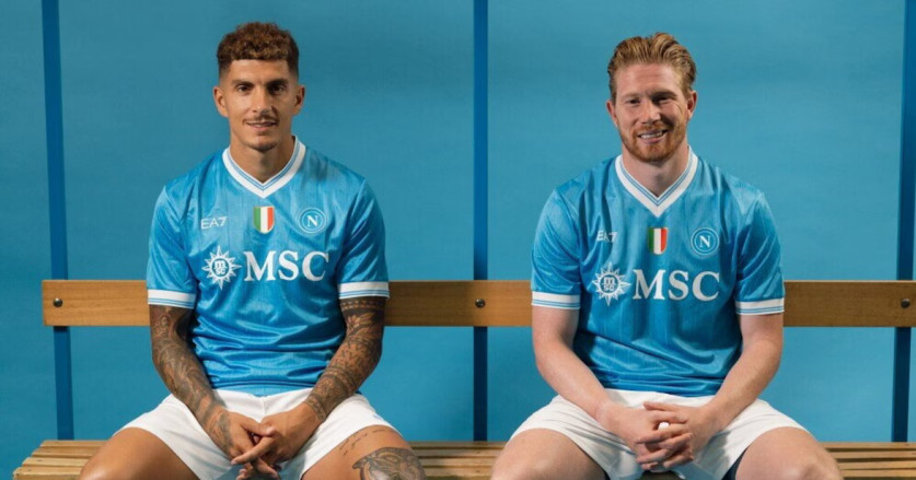 Napoli Perkenalkan Seragam Baru Musim 2025-26 Lewat Kevin De Bruyne