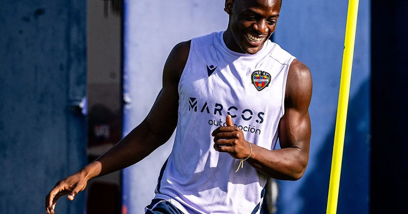 Barcelona Dekati Target Manchester United, Karl Etta Eyong