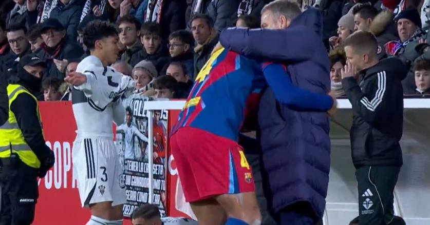 Ronald Araujo Rayakan Kemenangan Bersama Hansi Flick Usai Kembali ke Barcelona