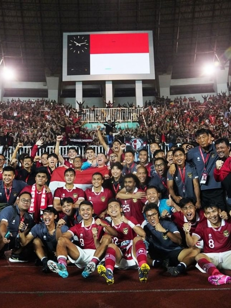 Para pemain timnas Indonesia berpose di depan suporter yang memadati stadion Pakansari, Cibinong, selasa (27/9/2022) malam.