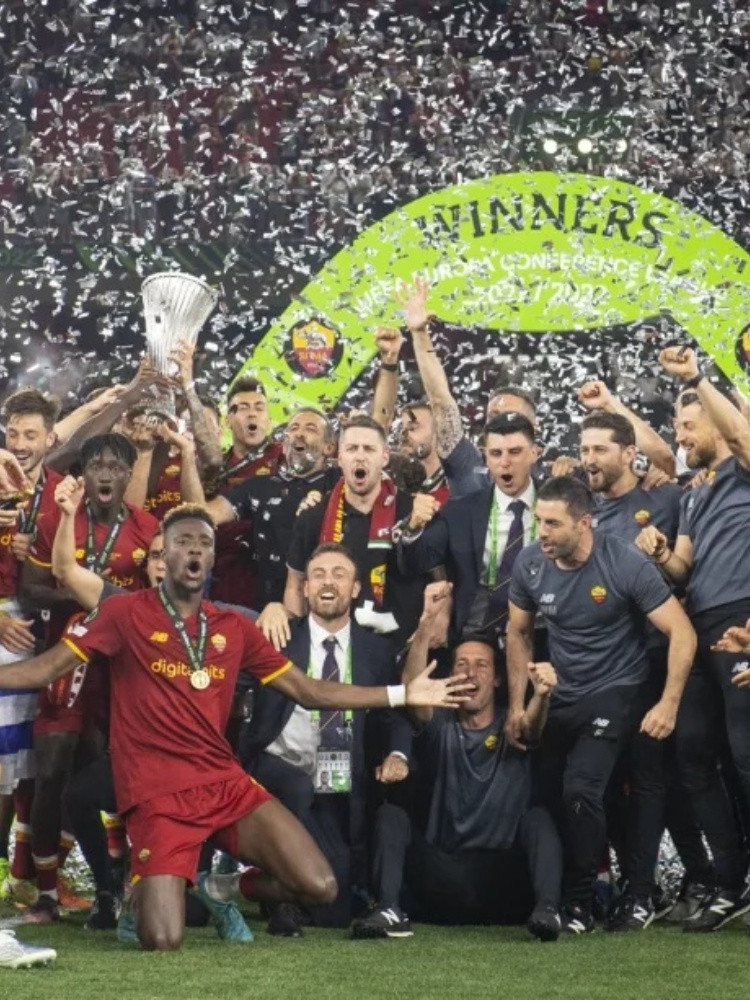 AS Roma mengangkat trofi Eropa besar pertama mereka dalam sejarah klub