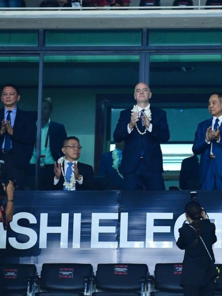 Presiden FIFA, Gianni Infantino turut hadir pada final Piala AFF 2022 dan menyerahkan langsung trofi juara.