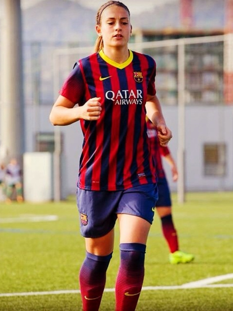 Dia mengawali debut di Barcelona pada tahun 2012.