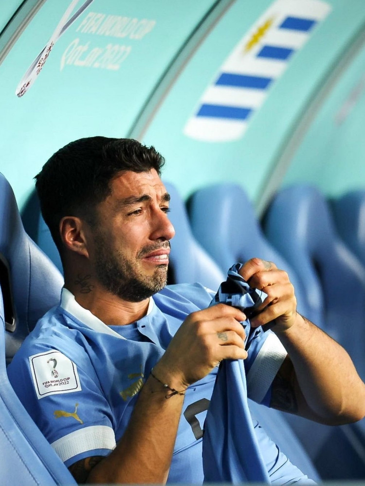 Raut kesedihan juga tampak dari wajah Luis Suarez.