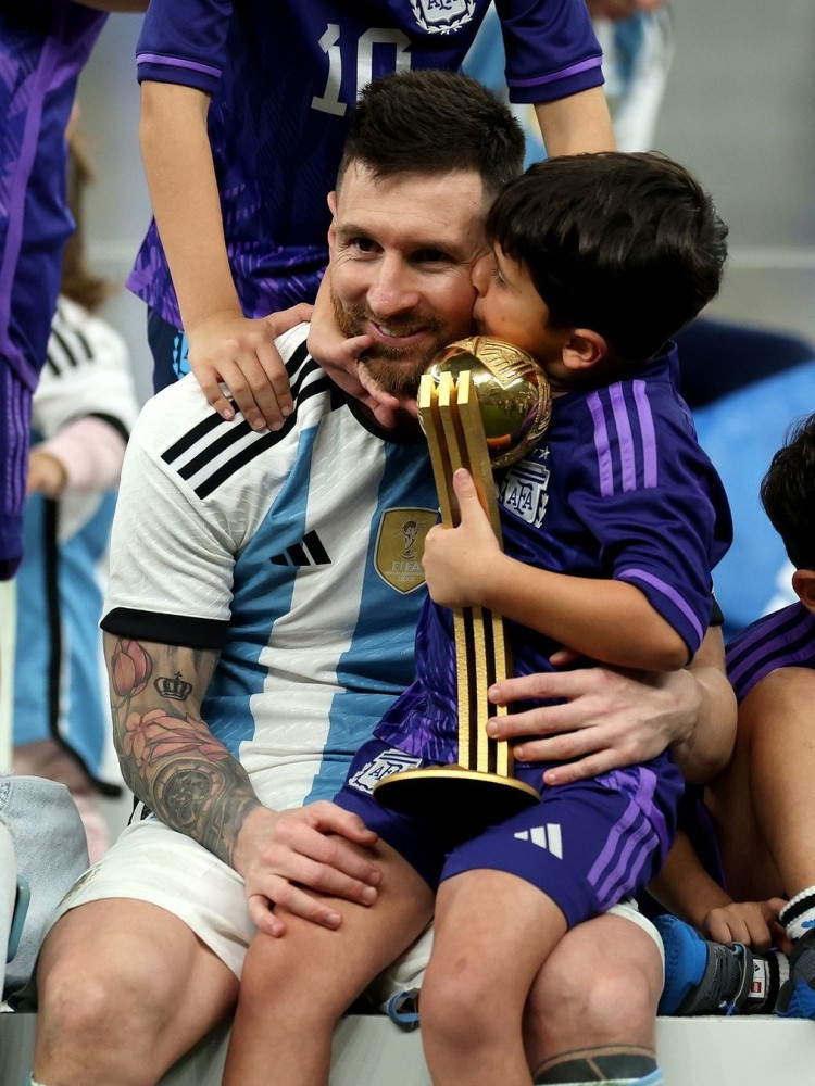 Momen bahagia tersorot ketika Messi merayakan kemenangan bersama keluarga.